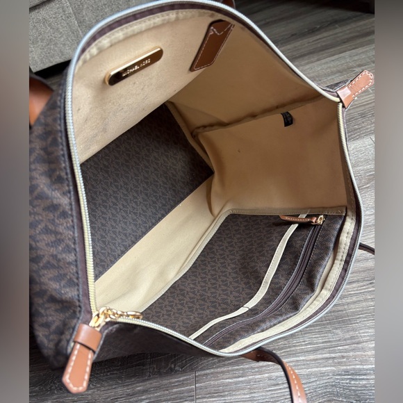 Michael Kors weekender bag in excellent condition from pet and smoke free home - Picture 12 of 16